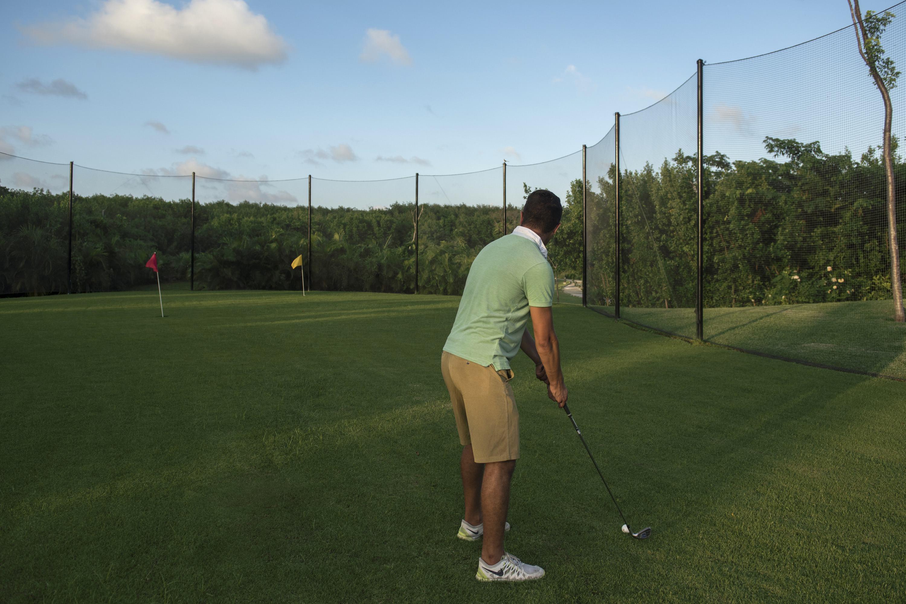 Platinum Yucatan Princess Adults Only Playa del Carmen Zewnętrze zdjęcie A golfer at the driving range