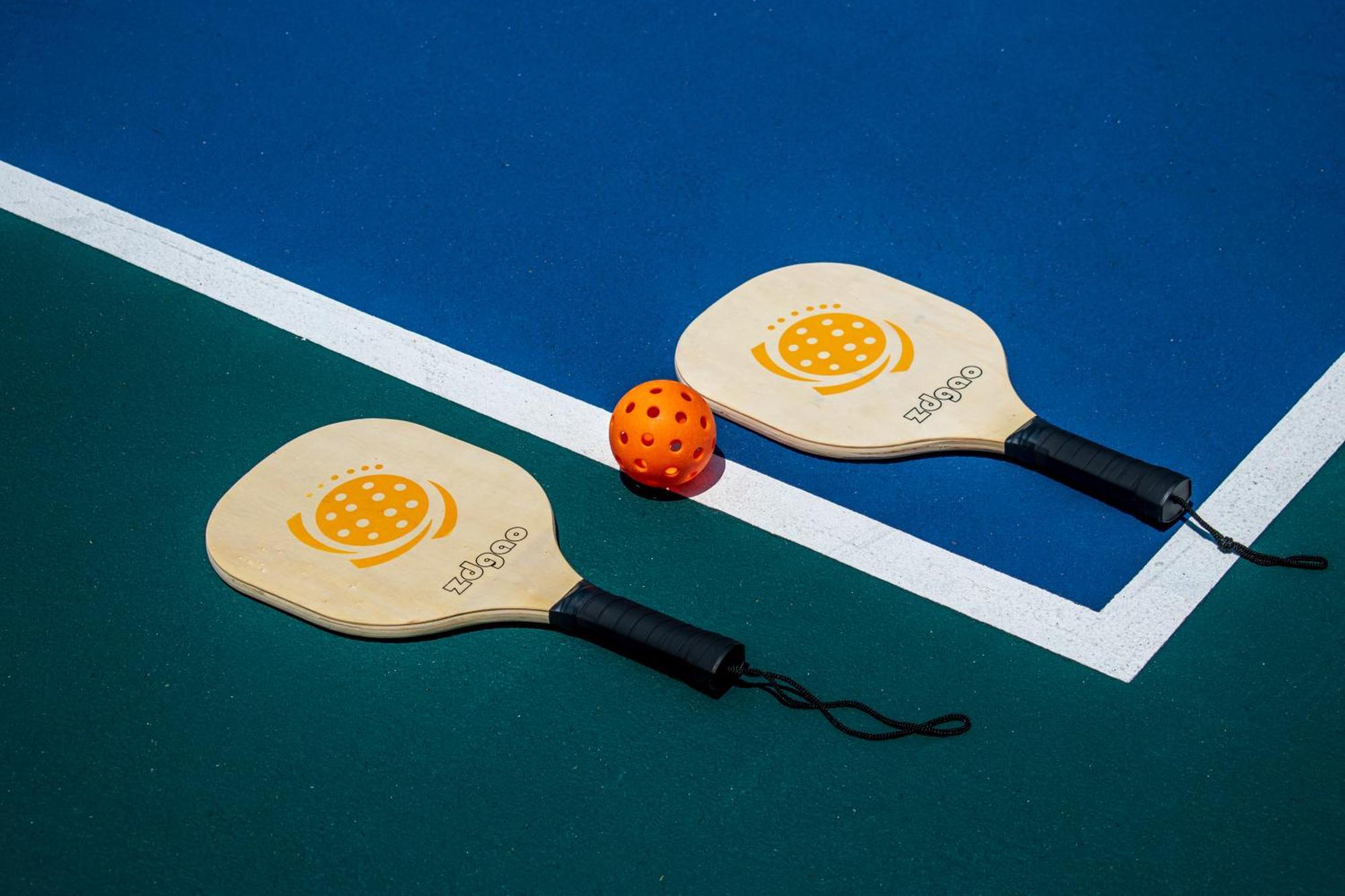 Platinum Yucatan Princess Adults Only Playa del Carmen Zewnętrze zdjęcie Pickleball paddles and ball