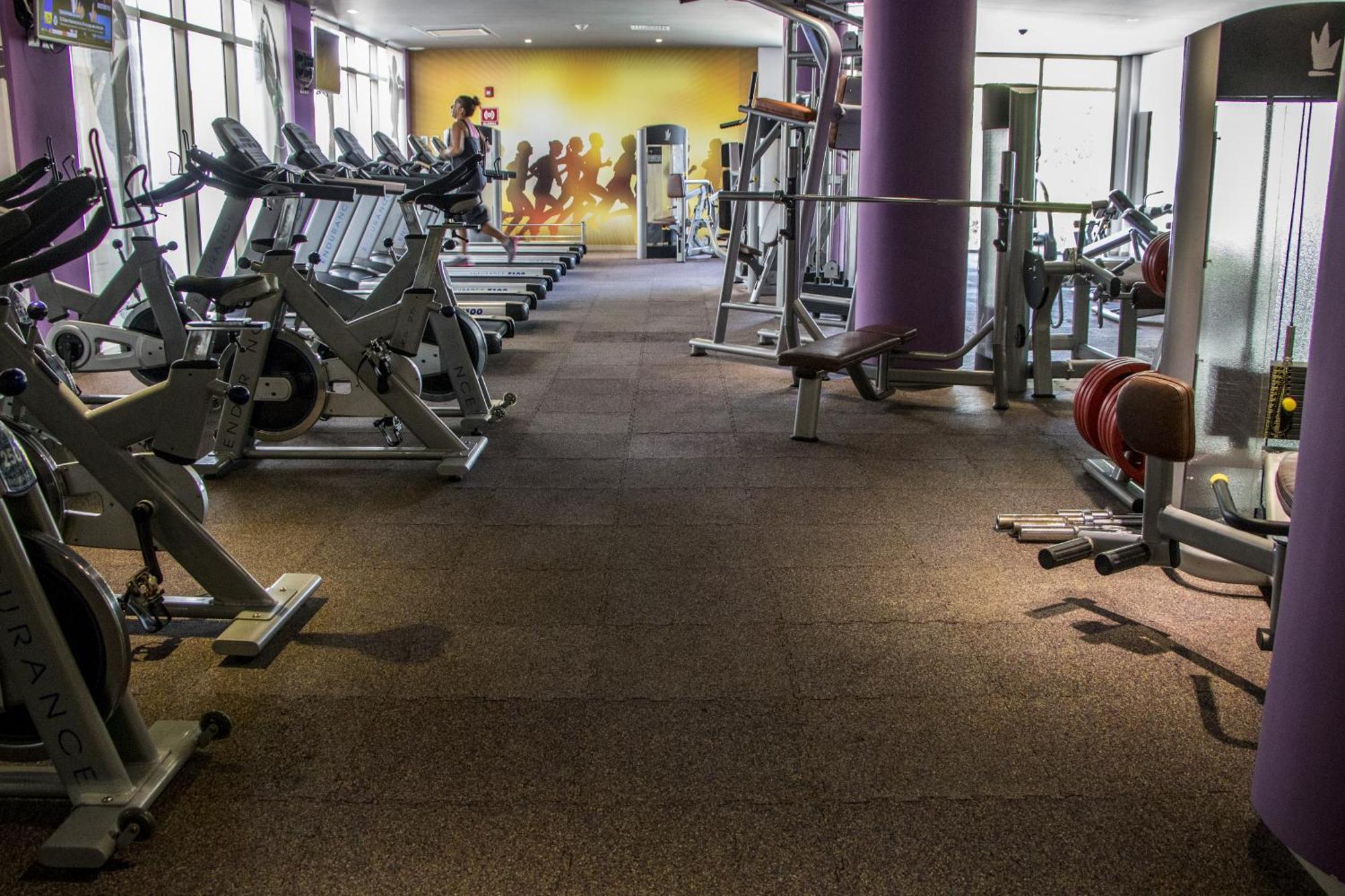 Platinum Yucatan Princess Adults Only Playa del Carmen Zewnętrze zdjęcie The interior of a typical Anytime Fitness gym