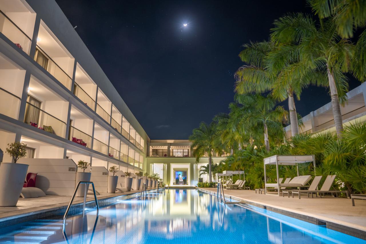 Platinum Yucatan Princess Adults Only Playa del Carmen Zewnętrze zdjęcie The pool at the hotel